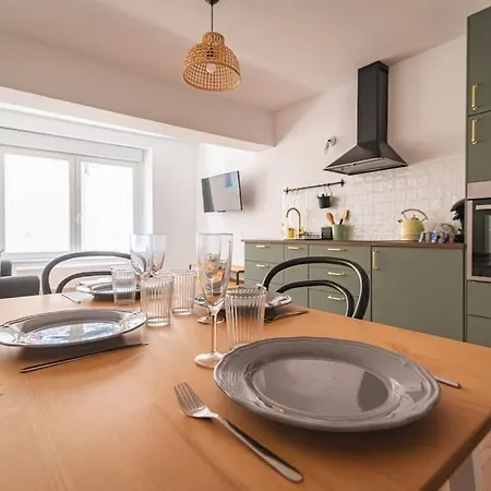 Jeroboam Fauvette, Bel Hyper Centre Επερνέ