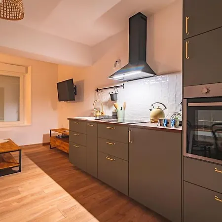 Jeroboam Fauvette, Bel Hyper Centre